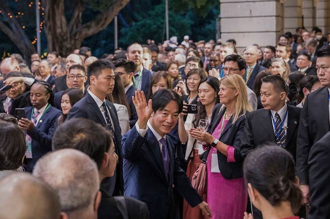 지난 19일 라이칭더 대만 신임 총통이 취임식 대표단 환영 리셉션에 참석해 인사하고 있다. AP 연합뉴스