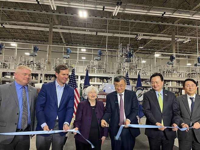 재닛 옐런 미 재무장관(왼쪽에서 세번째)이 지난달 미국 켄터키주 엘리자베스타운에 있는 한국 배터리 소재기업 '나노신소재'의 공장을 방문했다. /주한미국대사관