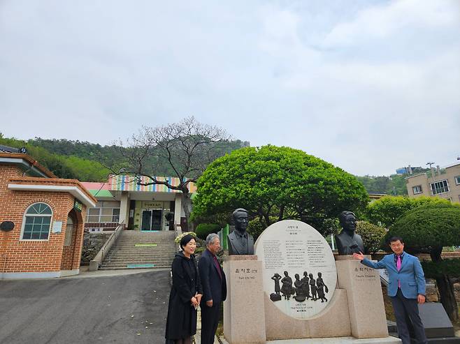 목포 공생원을 세운 윤치호와 윤학자 동상 앞에 선 맹현숙 원장, 이철 한교총 공동대표회장, 이연 공생복지재단 상임부회장(왼쪽부터). /김한수 기자