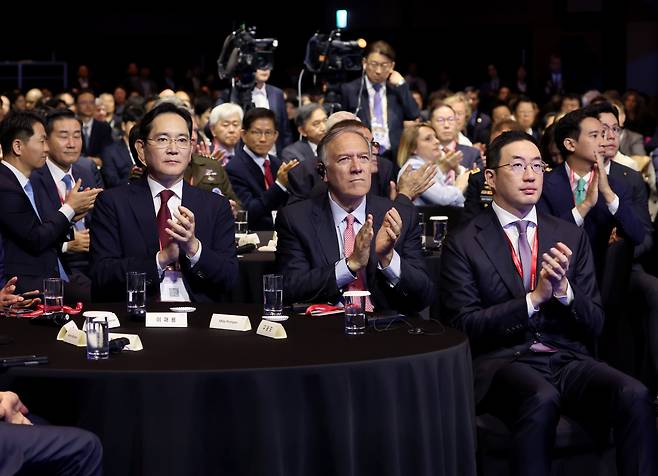 2024년 5월 22일 서울 신라호텔에서 열린 아시안리더십콘퍼런스 개회식에서 이재용 삼성전자 회장과 구광모 LG 회장 등 주요 참석자들이 박수치고 있다. / 오종찬 기자