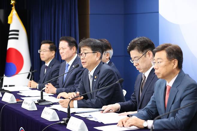 박상우 교통부 장관(오른쪽에서 세번째)이 22일 서울 정부청사에서 수도권 1기 신도시  선도지구 선정기준을 발표하고 있다./국토교통부