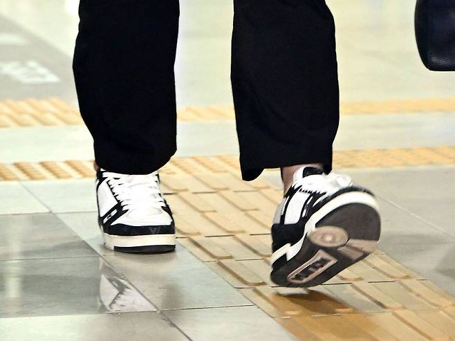 김호중이 21일 오후 서울 강남경찰서에서 조사를 마치고 나오고 있다. 그가 착용한 운동화는 명품 브랜드 루이비통 제품이다. /뉴스1