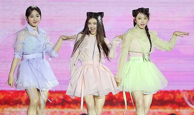 걸그룹 뉴진스 민지(왼쪽부터)와 다니엘, 해린이 21일 오후 서울 종로구 경복궁 흥례문 광장에서 열린 ‘2024 국가유산 방문 캠페인 : ‘코리아 온 스테이지’ 무대에서 열정적인 공연을 펼치고 있다. /뉴스1