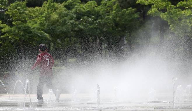 초여름 날씨를 보인 22일 대구 서구 꼼지락공원 바닥분수에서 한 아이가 물놀이하며 더위를 식히고 있다. /연합뉴스.