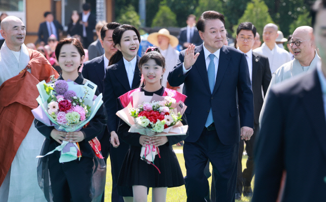 윤석열 대통령과 김건희 여사가 지난 19일 경기도 양주시 회암사지에서 열린 '회암사 사리 이운 기념 문화축제 및 삼대화상 다례재'에 대한불교조계종 총무원장 진우스님과 함께 참석하며 인사하고 있다. 연합뉴스