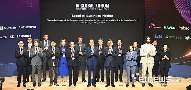 AI글로벌 포럼이 22일 서울 성북구 한국과학기술연구원에서 열렸다. 이날 국내외 주요 인공지능(AI) 관련 기업들이 안전한 AI 사용을 위한 '서울 AI 기업 서약'을 발표했다. 서울 기업서약에는 삼성전자, 네이버, 카카오, LG AI 연구소, SK텔레콤, KT, 구글, 오픈AI, 마이크로소프트, 엔트로픽, IBM, 세일즈포스, 코히어, 어도비 총 14개 기업이 참가했다. 한덕수 국무총리와 조태열 외교부 장관, 이종호 과학기술정보통신부 장관이 참가기업 관계자들과 서울AI기업서약을 발표하고 기념촬영 하고 있다. 이동근기자 foto@etnews.com