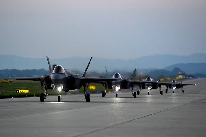 공군은 지난 17일부터 청주기지에서 공중전투사령부 주관으로 '2024년 전반기 소링 이글(Soaring Eagle)' 훈련을 하고 있다고 22일 밝혔다. 야간 출격을 위해 지상에서 이동하고 있는 F-35A 편대. 사진=공군 제공