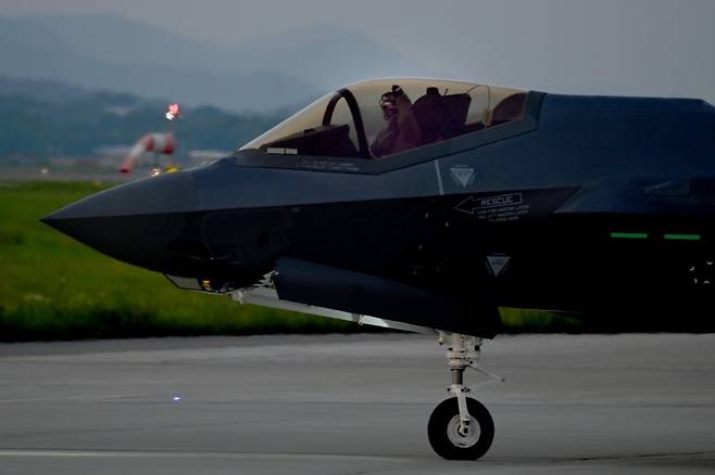 지난 21일 공군이 청주기지에서 공중전투사령부 주관으로 실시한 24년 전반기 소링 이글(Soaring Eagle) 훈련에서 야간 출격을 위해 이동하는 F-35A 조종사가 임무 완수의 결의를 다지고 있다. 사진=공군 제공