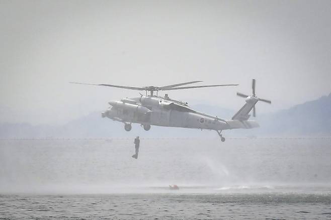 합동참모본부는 지난 21일부터 해군군수사령부 병기탄약창에서 폭발물처리(EOD) 능력에 대한 상호 기술교류와 연합·합동성 강화, 유관기관과 협업체계 발전을 목적으로 ’2024년 합동 폭발물처리 세미나 및 훈련을 실시했다고 22일 밝혔다. 해군팀이 수중 적 부유기뢰를 처리하기 위해 해군 특수전전단(UDT) 폭발물처리 요원이 UH-60 헬기에서 강하하고 있다. 사진=해군 제공