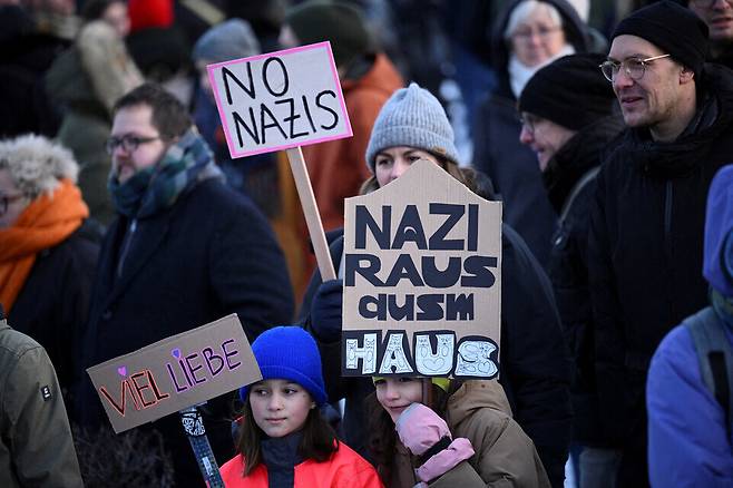 지난 1월21일 독일 베를린 연방의회 앞에서 열린 극우 정당 ‘독일을 위한 대안’(AfD) 반대 시위에서 한 가족이 ‘노 나치’라고 적힌 손팻말을 들고 있다. 베를린/로이터 연합뉴스