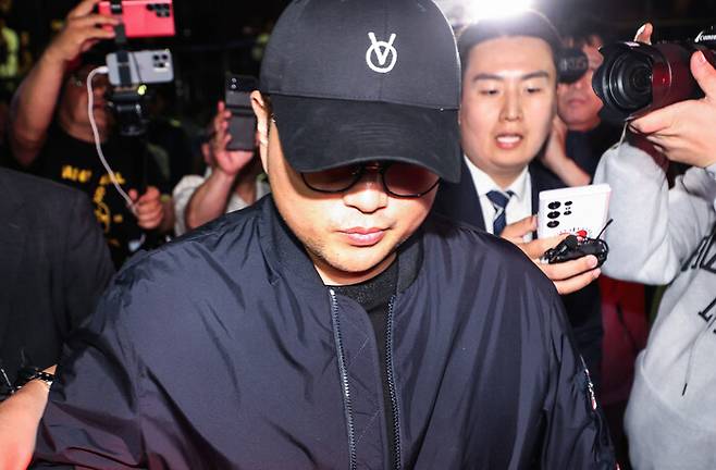 ‘음주 뺑소니’ 혐의를 받는 트로트 가수 김호중이 21일 오후 서울 강남경찰서에서 조사를 마친 뒤 차량으로 이동하고 있다. 연합뉴스