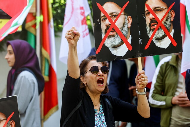 5월20일 독일 베를린 주재 이란 대사관 앞에서 열린 인권단체 집회에서 한 여성이 전날 헬리콥터 추락 사고로 숨진 에브라힘 라이시 이란 대통령을 비판하는 구호를 외치고 있다. EPA 연합뉴스