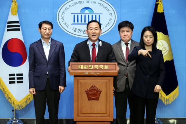 주호영 국회 연금개혁 특별위원장과 여야 간사들이 7일 서울 여의도 국회 소통관에서 유럽 출장 취소 및 연금개혁특위 활동 종료 관련 기자회견을 하고 있다. 왼쪽부터 김성주 더불어민주당 간사, 주호영 특위위원장, 유경준 국민의힘 간사. 뉴시스