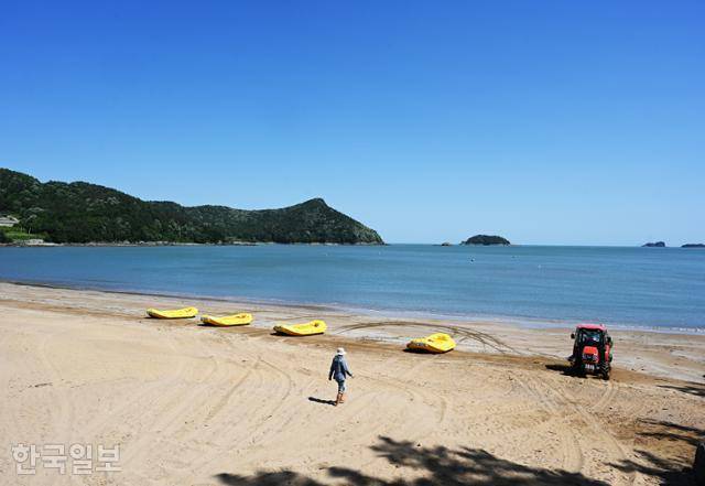 한 여행객이 발포해수욕장에서 맨발 산책을 즐기고 있다.