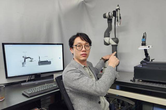 20일 전북특별자치도 전주시 덕진구 혁신창업허브 플라스바이오 사무실에서 박성걸 대표가 AI로봇을 결합한 스마트인젝트에 대해 설명하고 있다.