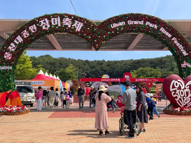 2024 울산대공원 장미축제 개막 첫날인 22일 시민들이 장미원을 관람하고 있다. 뉴스1