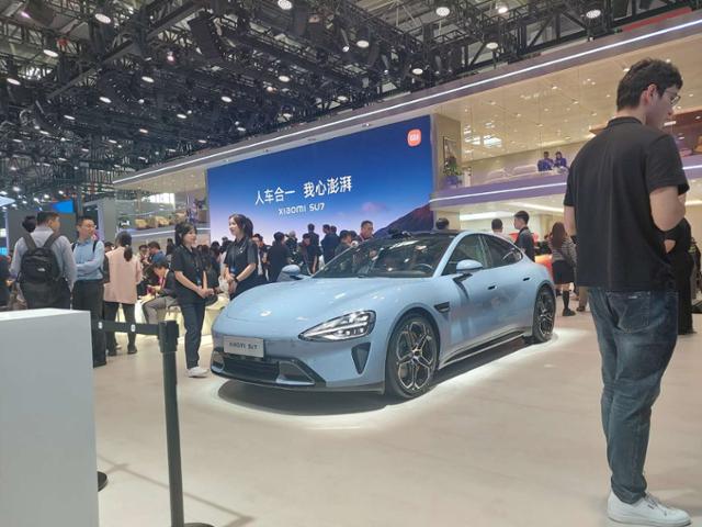 지난달 25일 중국 베이징에서 열린 베이징 오토쇼 행사장에 중국산 전기차가 전시돼 있다. 베이징=조영빈 특파원