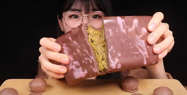 두바이 초콜릿은 당분과 지방 함량이 높아 다이어트 중인 사람들이 피해야 할 음식이다. /사진=유튜브 채널 ‘Haeeon Eats해언’ 캡처