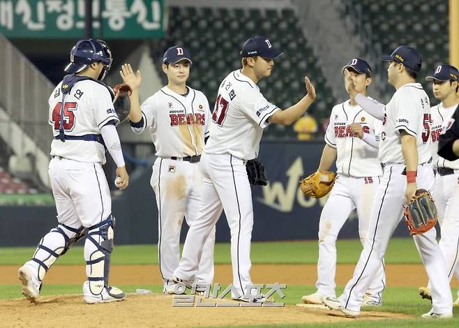 22일 오후 서울 잠실야구장에서 열린 프로야구 SSG와 두산 경기. 두산이 3-1 승리했다. 경기종료후 선수들이 승리를 자축 하고있다. 잠실=정시종 기자 capa@edaily.co.kr