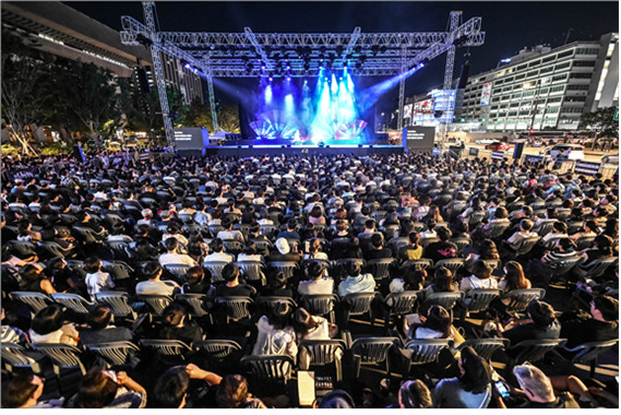 지난해 광화문광장에서 펼쳐졌던 야외오페라 ‘카르멘’. [사진=세종문화회관]