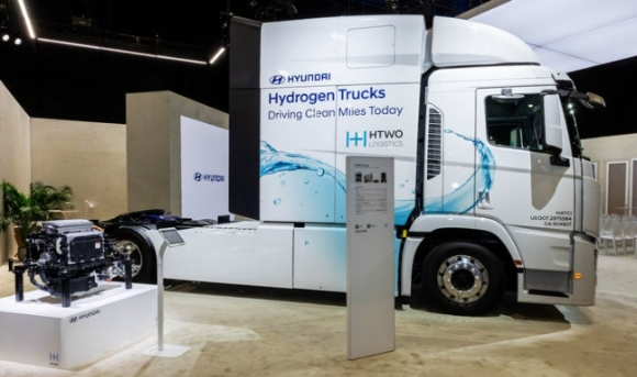 현대차 엑시언트 수소전기트럭이 미국 라스베이거스 컨벤션센터에서 열린 'ACT 엑스포 2024'에 전시된 모습. [사진=현대차]