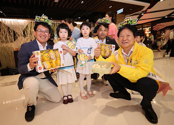 이병환 성주군수(오른쪽)가 홍콩 한인홍 성주참외 판촉행사에서 아이들과 기념촬영을 하고 있다. [사진=성주군]
