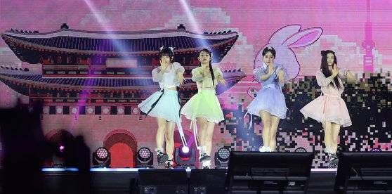 걸그룹 뉴진스가 21일 오후 서울 종로구 경복궁 흥례문 광장에서 열린 ‘2024 국가유산 방문 캠페인 : ‘코리아 온 스테이지’ 무대에서 열정적인 공연을 펼치고 있다. 뉴스1