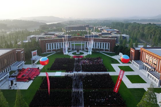 북한 노동당 기관지 노동신문이 22일 보도한 지난 21일 평양 중앙간부학교 준공식 모습. 뉴스1