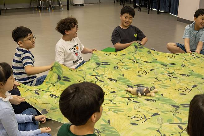 서울 어린이병원에 개교한 ‘레인보우 예술학교’에서 특기적성 수업으로 아이들이 연극을 하고 있다. 어린이병운 제공