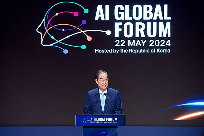 한덕수 국무총리가  22일 오전 서울 성북구 한국과학기술연구원(KIST)에서 열린  ‘AI 글로벌 포럼 개회식’ 에서 축사를 하고 있다.   과학기술정보통신부 제공