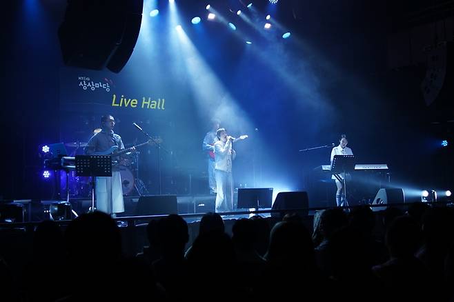 인디 밴드 신인류가 부산 상상마당 라이브홀에서 단독 공연을 하고 있다. 먼데이프로젝트 제공