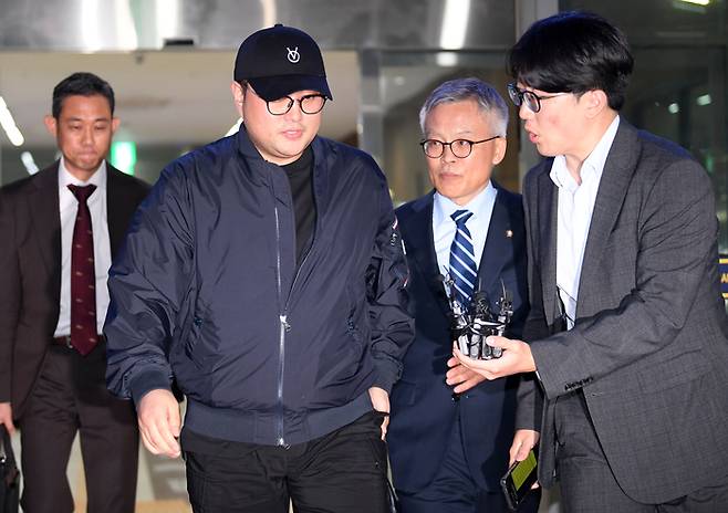 ‘음주 뺑소니’ 혐의를 받는 트로트 가수 김호중이 지난 21일 오후 서울 강남경찰서에서 조사를 마친 뒤 귀가하고 있다. 연합뉴스