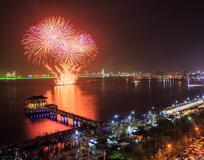 오는 31일부터 6월2일까지 사흘간 열리는 제20회 포항시 국제불빛축제는 국제 불꽃경연과 대규모 불빛드론 공연 등으로 포항 영일만 밤바다를 화려하게 수놓는다.