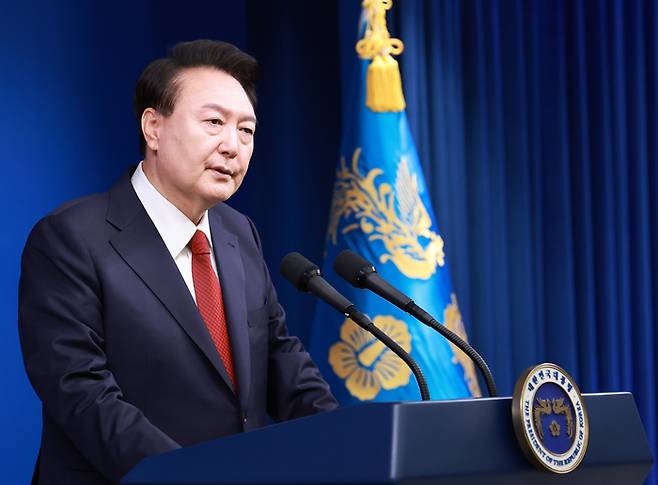 윤석열 대통령이 9일 오전 서울 용산 대통령실 청사 브리핑실에서 ‘윤석열정부 2년 국민보고 및 기자회견’을 하고 있다. 연합뉴스
