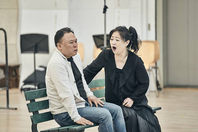 James Lee (left) and soprano Oh Mi-seon participate in a practice session for the opera "Die tote Stadt" by the Korean National Opera in this undated photo. (KNO)