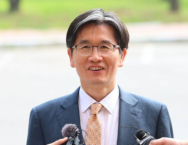 Oh Dong-woon, the new chief prosecutor of the Corruption Investigation Office for High-Ranking Officials, takes questions from reporters on his way to the CIO office in Gwacheon, Gyeonggi Province, on Wednesday. (Yonhap)