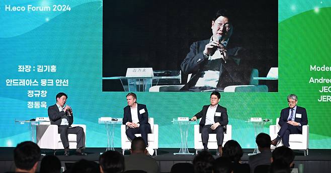 (From left) McKinsey & Company partner Kim Gi-hong, Orsted’s APAC operations head Andreas Munk-Janson, Hanwha Solution’s business supporting team manager Jeong Gyu-chang and nuclear energy expert and professor at Chung-Ang University Jerng Dong-wook participate in a panel discussion during the H.eco Forum 2024 in Seom Sevit, Seoul, Wednesday. (Lee Sang-sub/The Korea Herald)