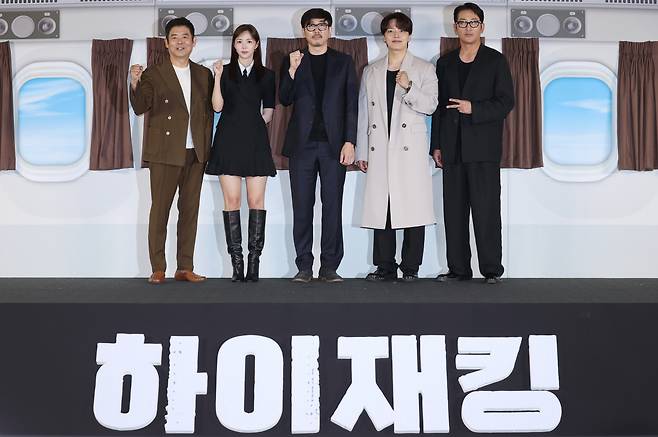 From left: Actors Sung Dong-il, Chae Soo-bin, director Kim Sung-han, actor Yeo Jin-goo and Ha Jung-woo pose for a photo during a press conference held in Seoul, Wednesday. (Yonhap)