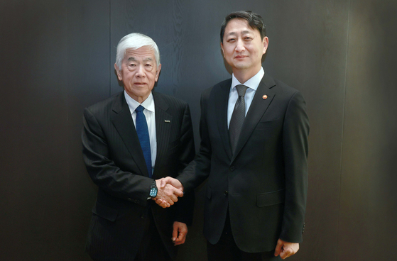 Industry Minister Ahn Duk-geun, right, shakes hands with Toray Industries President and CEO Akihiro Nikkaku at the Conrad Seoul on April 19, where the two discussed the company’s investment in manufacturing facilities in Korea. [MINISTRY OF TRADE, INDUSTRY AND ENERGY]