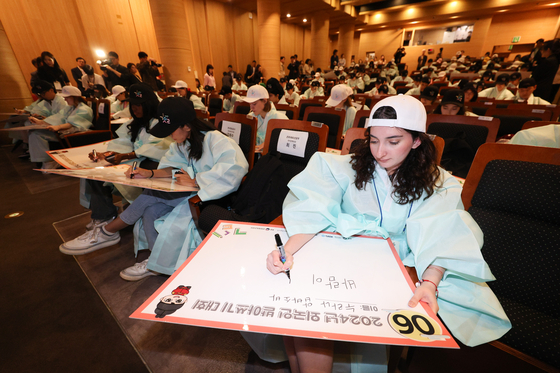 Foreigners take part in a hangul competition at the National Folk Museum of Korea on Wednesday in Jongno District, central Seoul. [YONHAP]