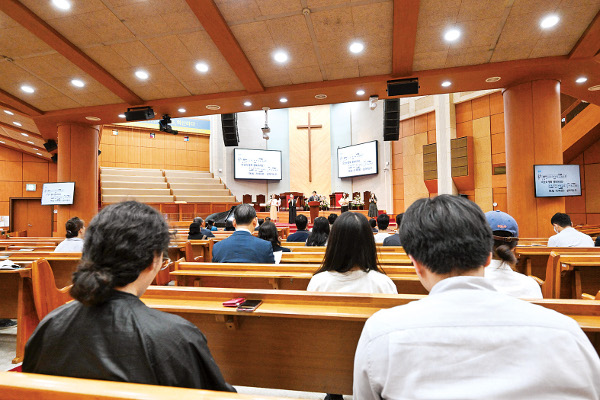 직장인들이 21일 오전 서울 영등포구 영은교회에서 화요직장인예배를 드리고 있다. 신석현 포토그래퍼