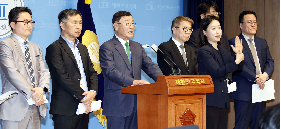 김상균 국회 연금개혁특별위원위 공론화위원장이 지난 4월 22일 국회 소통관에서 시민대표단(500명)을 대상으로 진행된 국민연금 개혁안의 설문조사 등의 결과를 공개하고 있다. (매경DB)