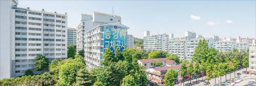 서울 중랑구 신내동 ‘신내6단지시영’ 아파트 전경. 이 단지는 1996년 준공돼 올해로 29년 차를 맞은 구축 아파트지만 전용 59㎡가 아직 5억원 후반대에 사고팔리는 게 장점이다. (윤관식 기자)