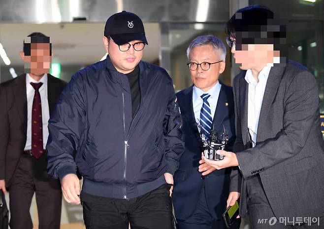 뺑소니 혐의와 음주 운전 의혹을 받는 트로트 가수 김호중이 지난 21일 오후 서울 강남경찰서에서 조사를 마치고 나오고 있다. /사진=뉴스1