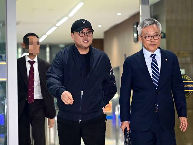 음주운전 중 뺑소니 교통사고 낸 혐의를 받는 가수 김호중이 지난 21일 오후 서울 강남경찰서에서 조사를 마친 뒤 나오고 있다. /2024.05.21. /사진=뉴스1