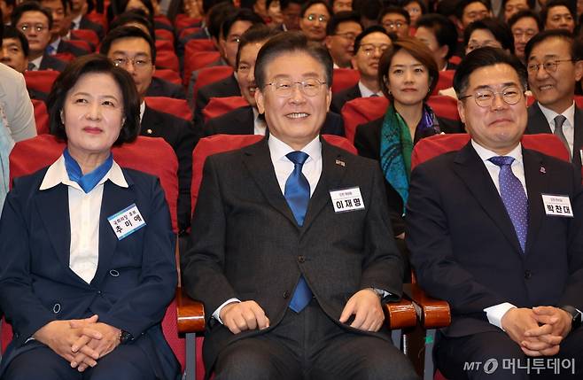 [서울=뉴시스] 조성우 기자 = 이재명(가운데) 더불어민주당 대표와 박찬대 원내대표, 추미애 당선인 등이 16일 오전 서울 여의도 국회 의원회관에서 열린 제22대 국회 전반기 국회의장단 후보 선출 당선자 총회에 참석해 있다. 2024.05.16. xconfind@newsis.com /사진=조성우