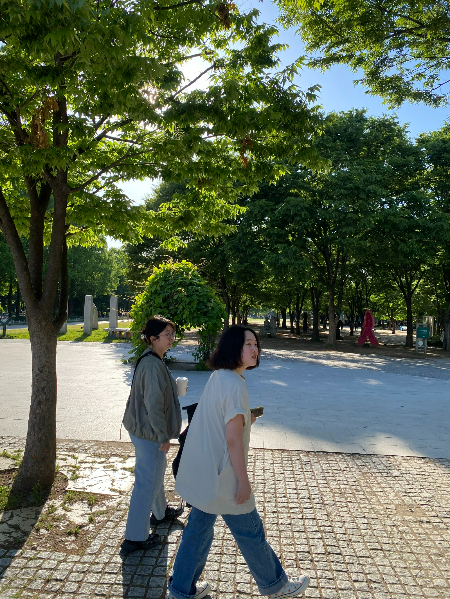 외국인 관광객으로 서울을 돌아볼 수 있게, 하루종일 도와준 중국인 유학생 전련씨(왼쪽)와 백재원 인턴기자(오른쪽). 고맙습니다./사진=남형도 기자