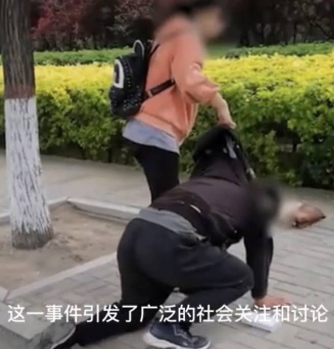 경제적 여유가 없어 딸에게 무릎까지 꿇고 용서를 빈 한 중국인 아버지의 안타까운 사연이 전해졌다./사진=바이두