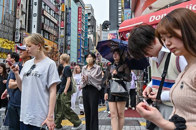 4월29일 일본 도쿄의 신주쿠에서 행인들이 횡단보도 앞에서 신호를 기다리고 있다./AFPBBNews=뉴스1