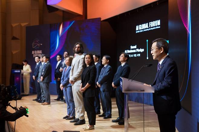 이종호 과학기술정보통신부 장관이 22일 서울 성북구 한국과학기술연구원(KIST)에서 열린 'AI 글로벌 포럼' 개막식에서 'AI 기업 서약'을 발표하고 있다. /사진=과학기술정보통신부